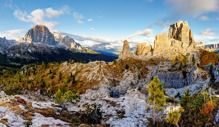Hiking trail on Alta Via 1 from Lagazuoi to Cinque Torri with the views of Tofane