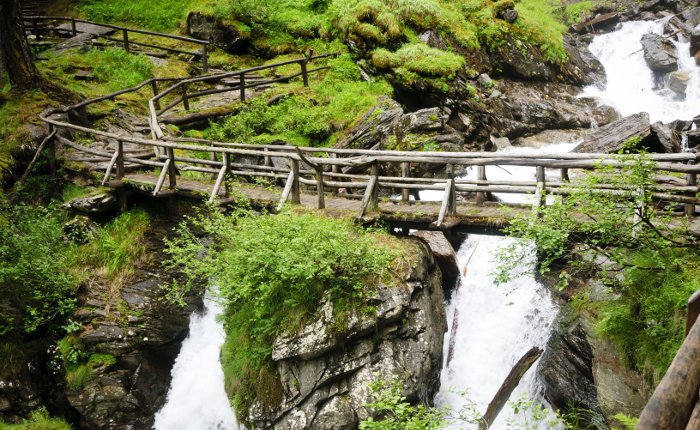 Saent Waterfalls Day Hike